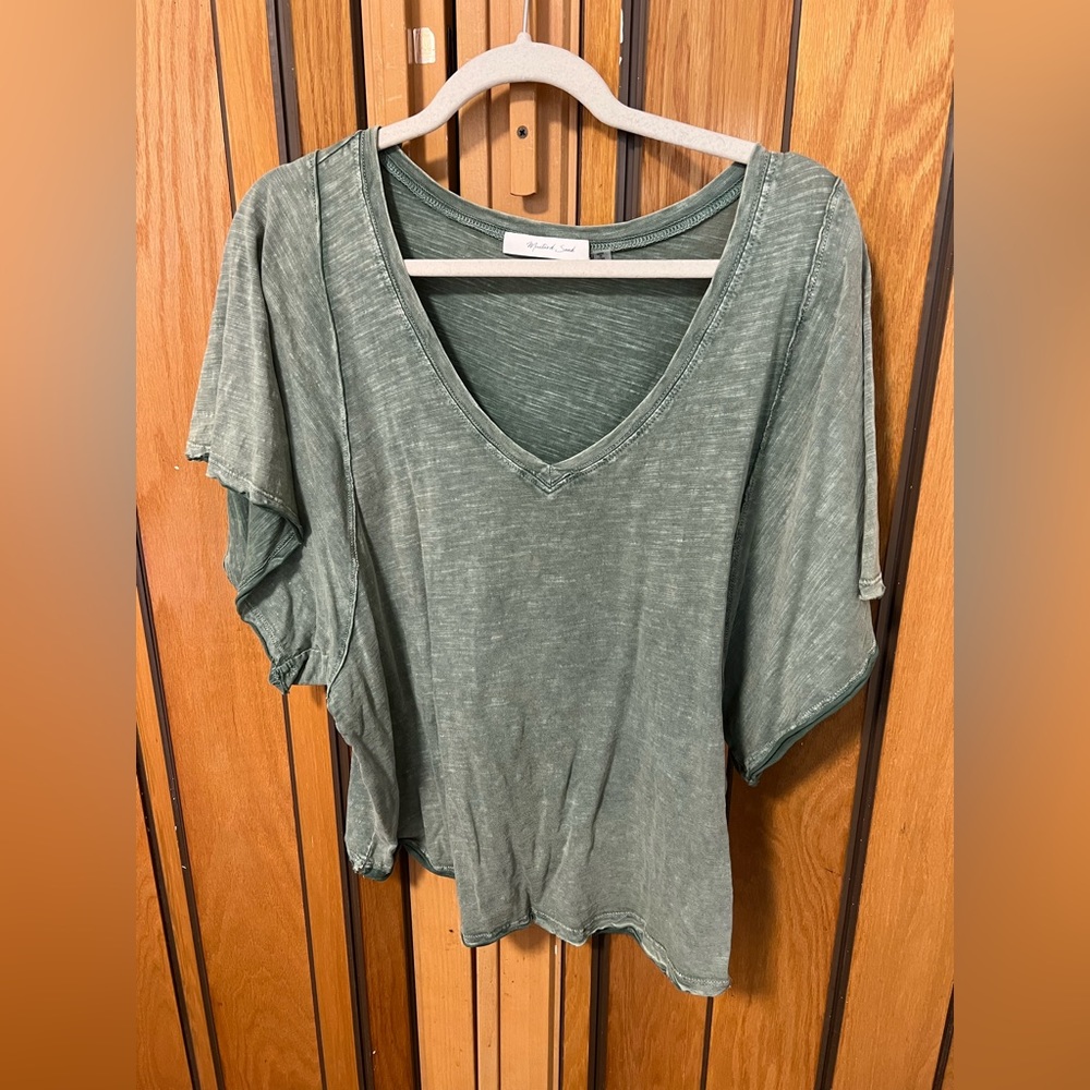 Flutter sleeve jersey tee.